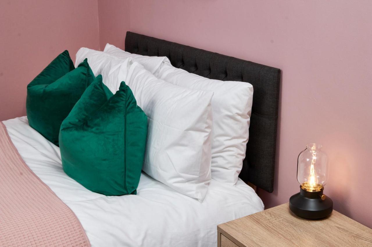 Stunning Two Bedroom Apartment By Purestay Short Lets & Serviced Accommodation Warwickshire With Parking Stratford-upon-Avon Exterior photo